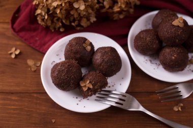 Ev yapımı çiğ vegan çikolata topları. 