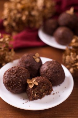 Ev yapımı çiğ vegan çikolata topları. 