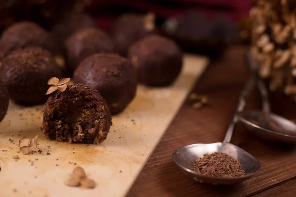 Какао шары, шоколадные трюфели торты на борту на деревянной бэкгро — стоковое фото