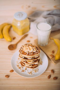 Bir yığın lezzetli krep, ballı, fındıklı ve banan dilimli