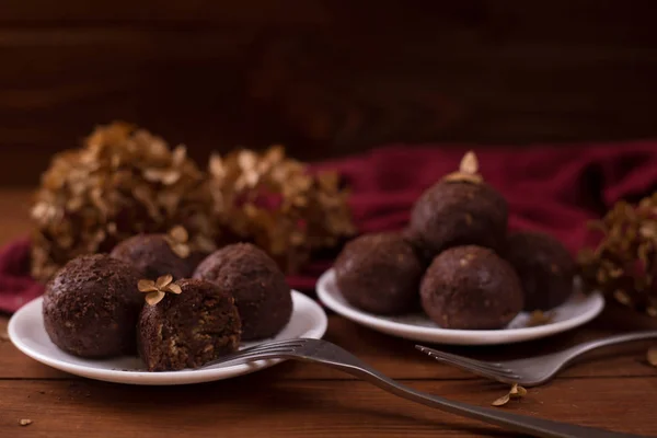 Домашние сырые веганские шоколадные шарики — стоковое фото