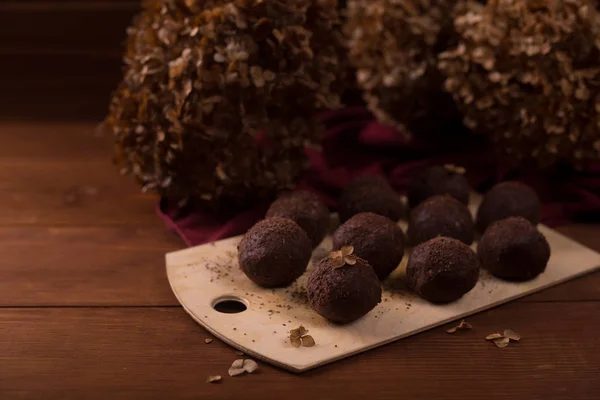 Какао шары, шоколадные трюфели торты на борту на деревянной бэкгро — стоковое фото