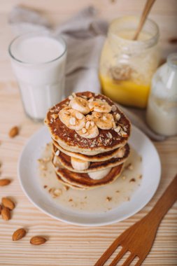 Bir yığın lezzetli krep, ballı, fındıklı ve banan dilimli