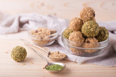 Kuru üzümlü badem ballı saadet topları