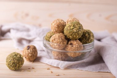 Kuru üzümlü badem ballı saadet topları