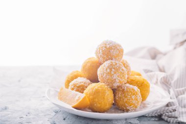 Hindistan cevizi taneli limon enerji topları.
