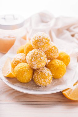 Hindistan cevizi taneli limon enerji topları.