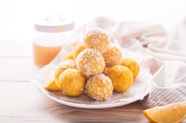 Hindistan cevizi taneli limon enerji topları.