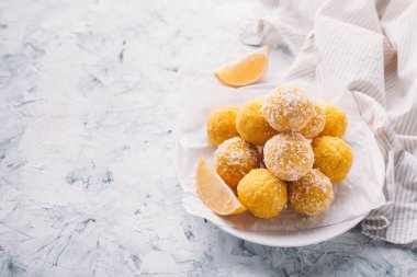 Hindistan cevizi taneli limon enerji topları.