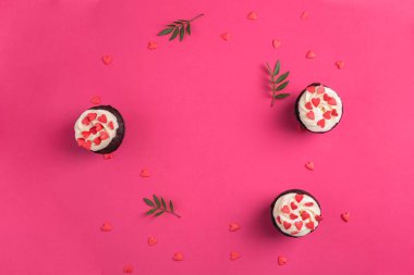 Sevgililer Günü için parlak pembe ayarı olan kırmızı kadife kekler.