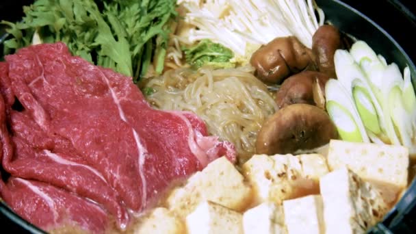 Plato Tradicional Japonés Nabo Caliente Sukiyaki Con Carne Cruda Verduras — Vídeo de stock