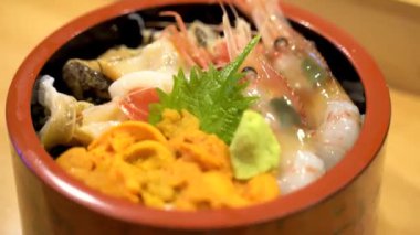 Kaisendon 'da karides, deniz kestanesi, ahtapot, mürekkep balığı ve istiridye ile birlikte geleneksel Japon mutfağı çiğ balığı..