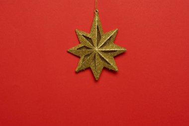 Estrella dorada sobre fondo rojo