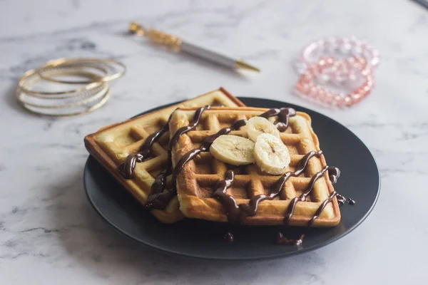 Waffles Vienenses Prato Com Banana Chocolate Fundo Luzes Velas Imagem — Fotografia de Stock