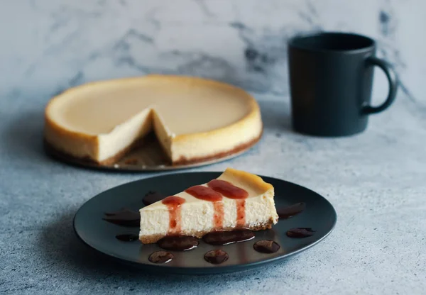 Cheesecake Plate Strawberry Sauce — ストック写真