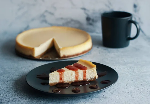 Käsekuchen Auf Einem Teller Mit Erdbeersoße — Stockfoto