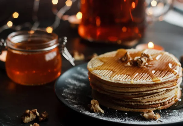 Waffles Holandeses Com Mel Nozes Composição Romântica Com Velas Outros — Fotografia de Stock