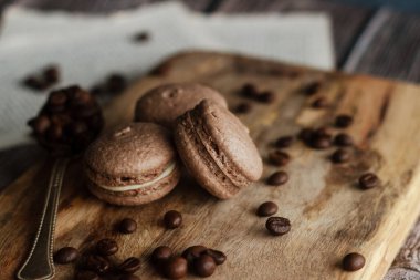 Kurabiyeler. Lezzetli Fransız tatlısı. Kahve ve diğer elementlerle romantik kompozisyon.