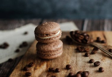 Kurabiyeler. Lezzetli Fransız tatlısı. Kahve ve diğer elementlerle romantik kompozisyon.