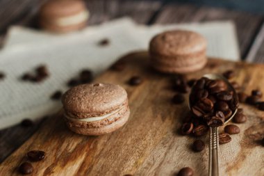 Kurabiyeler. Lezzetli Fransız tatlısı. Kahve ve diğer elementlerle romantik kompozisyon.