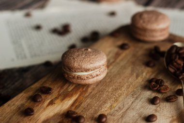 Kurabiyeler. Lezzetli Fransız tatlısı. Kahve ve diğer elementlerle romantik kompozisyon.