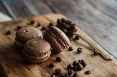 Kurabiyeler. Lezzetli Fransız tatlısı. Kahve ve diğer elementlerle romantik kompozisyon.