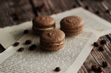 Kurabiyeler. Lezzetli Fransız tatlısı. Kahve ve diğer elementlerle romantik kompozisyon.