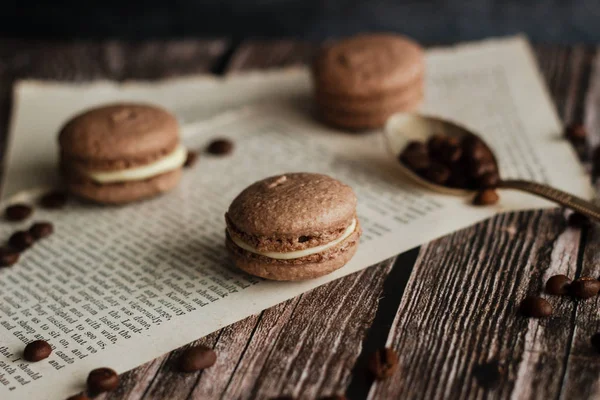 Kurabiyeler. Lezzetli Fransız tatlısı. Kahve ve diğer elementlerle romantik kompozisyon.