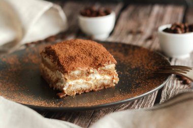Tabakta tiramisu keki. Kahve ve diğer elementlerle romantik kompozisyon