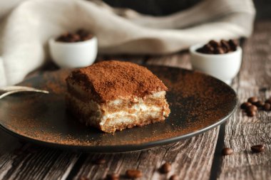 Tabakta tiramisu keki. Kahve ve diğer elementlerle romantik kompozisyon