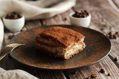 Tabakta tiramisu keki. Kahve ve diğer elementlerle romantik kompozisyon
