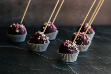 Tatlı Keki Pops. Çubukta çikolata topları