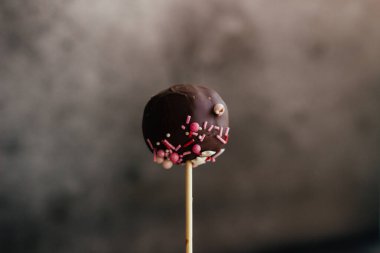 Tatlı Keki Pops. Çubukta çikolata topları