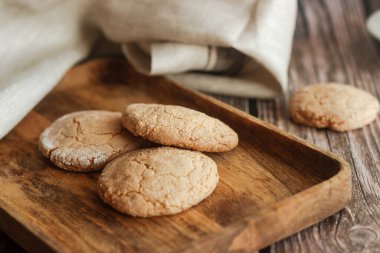 Tahta masada bademli kurabiyeler. Romantik kompozisyon