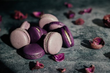 Kurabiyeler. Lezzetli Fransız tatlıları. Makarnalar masaya..