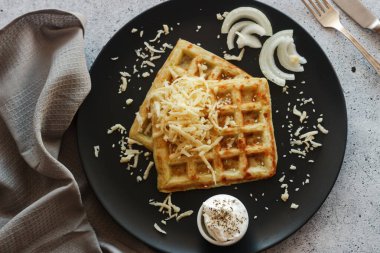 Kabak ve peynirli lezzetli waffle 'lar. Peynirli, soğanlı, ekşi kremalı ve baharatlı waffle. Tabakta gözleme