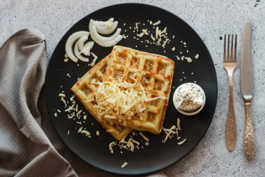 Kabak ve peynirli lezzetli waffle 'lar. Peynirli, soğanlı, ekşi kremalı ve baharatlı waffle. Tabakta gözleme