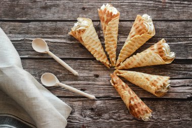 Krem peynirli ve baharatlı Rus waffle 'ları. Wafer dürümleri masada. Lezzetli waffle.