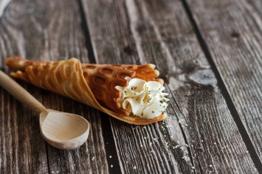 Krem peynirli ve baharatlı Rus waffle 'ı. Wafer Roll masada. Lezzetli waffle.