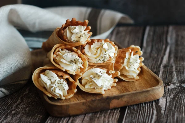 Krem Peynirli Baharatlı Rus Waffle Ları Wafer Dürümleri Masada Lezzetli — Stok fotoğraf