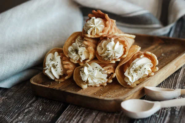 Krem Peynirli Baharatlı Rus Waffle Ları Wafer Dürümleri Masada Lezzetli — Stok fotoğraf