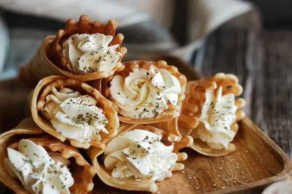 Krem Peynirli Baharatlı Rus Waffle Ları Wafer Dürümleri Masada Lezzetli — Stok fotoğraf