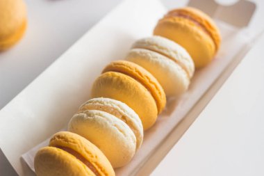 Kurabiyeler. Lezzetli Fransız tatlıları. Makarnalar masaya.