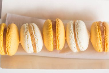 Kurabiyeler. Lezzetli Fransız tatlıları. Makarnalar masaya.