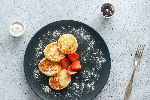 Tasty Cheese Pancakes Strawberries Sour Cream Cherry Jam Cheese Pancakes — Stock Photo, Image