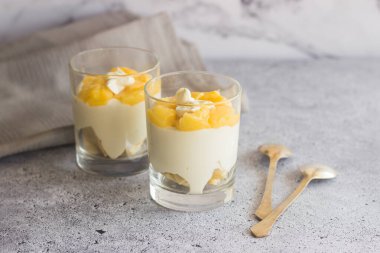 Bardakta lezzetli limonlu tatlı. Bisküvili limonlu tatlı, beyaz çikolatalı ve limonlu.