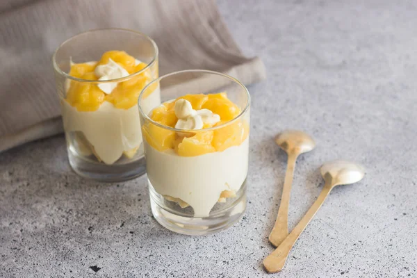 Leckeres Zitronendessert Glas Zitronen Dessert Mit Keksen Weißer Schokolade Und — Stockfoto