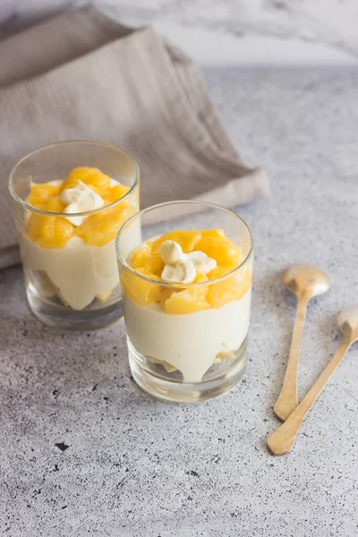Smaczny Deser Cytrynowy Szklance Deser Cytrynowy Herbatnikiem Białą Czekoladą Twarogiem — Zdjęcie stockowe