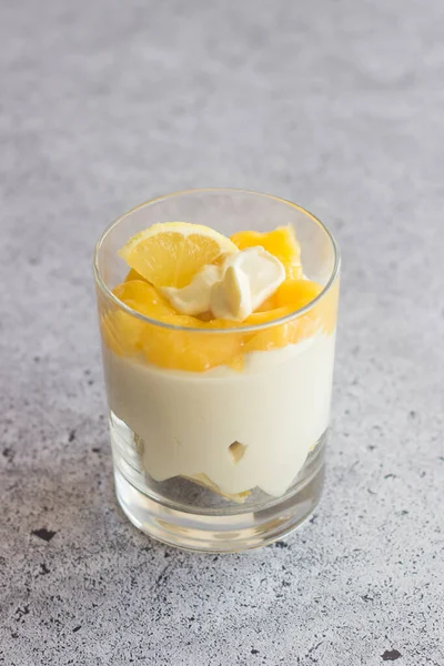 Leckeres Zitronendessert Glas Zitronen Dessert Mit Keksen Weißer Schokolade Und — Stockfoto