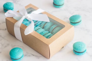 Kurabiyeler. Lezzetli Fransız tatlıları. Makarnalar masaya.